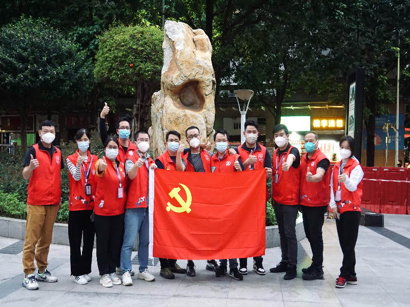中心5名同志与社区干部合影.jpg