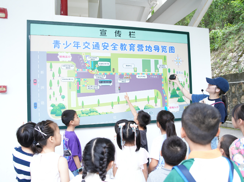 01参观安全教育营地.jpg