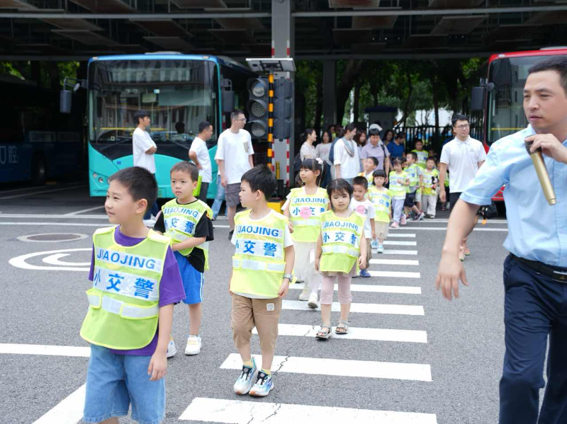 03引导学习安全过马路.jpg