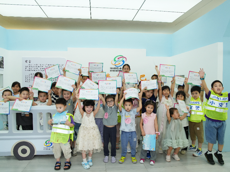 04颁发研学证书合影.jpg